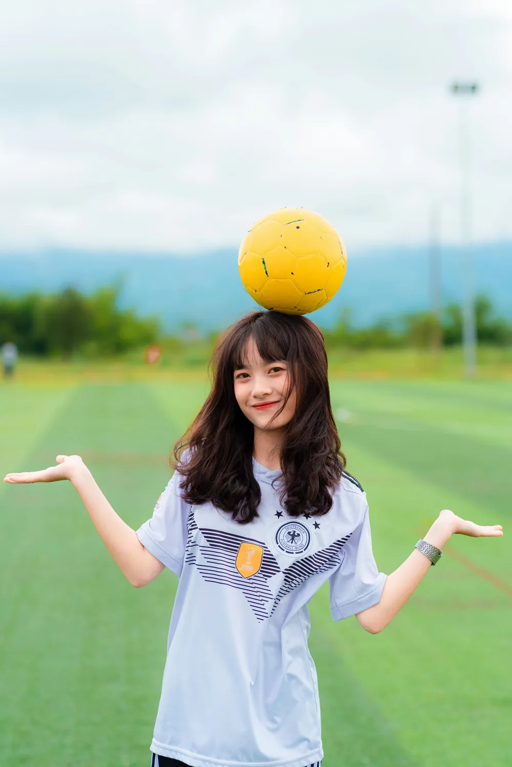 축구는 남녀노소 즐길수 있는 스포츠라고 보여주는 사진,