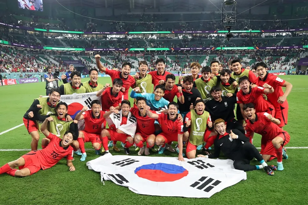 대한민국 축구 대표팀 선수들이 경기 후 단체 사진을 찍는 장면